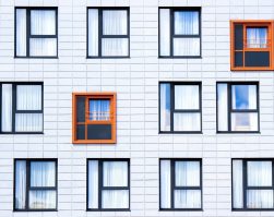 A chaque fenêtre son style dans les logements de Guingamp